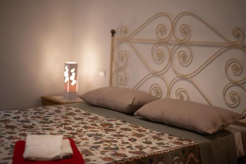 a bedroom with a bed with a headboard and a lamp at Casa Eva in Greve in Chianti