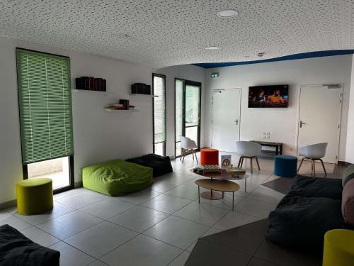 ポール・ヴァンドルにあるIbis Styles Collioure Port Vendresのソファとテーブルのあるリビングルーム