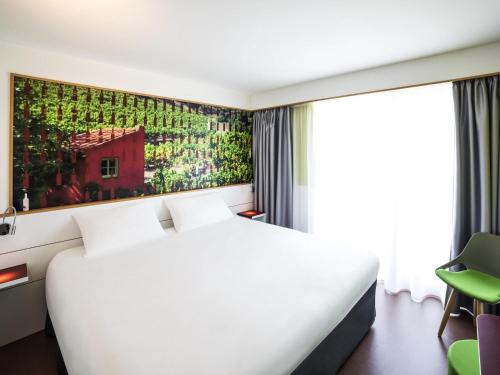 Ibis Styles Collioure Port Vendresにあるベッド