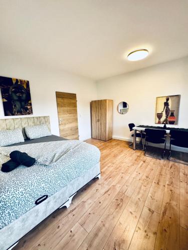 Simple 3 Bedroom Apartment with Outdoor Space Sleeps up to 8