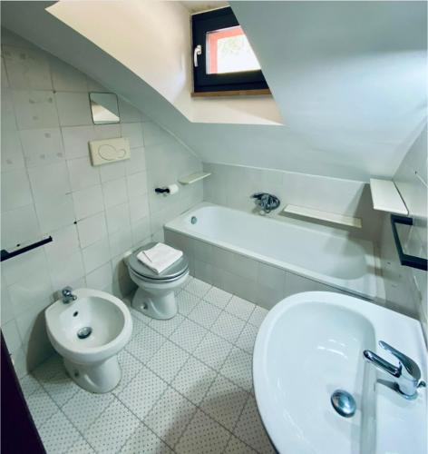 Ένα μπάνιο στο Emerald Apartment
