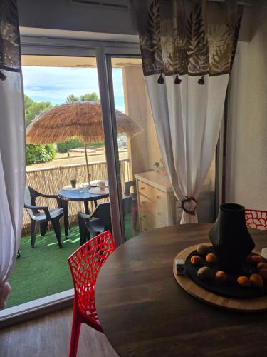 a table with a bowl of fruit on top of it at Le Moorea T2 climatisé piscine in Balaruc-les-Bains