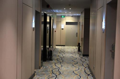 a hallway of a hotel with a carpeted floor at فندق امان أبها - المعالي in Abha