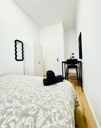 Elegant Private Rooms in 4BR Apartment Near Westbahnhof