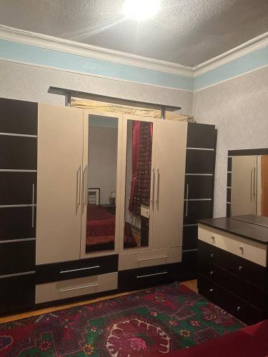 Postel nebo postele na pokoji v ubytování Vefa's home