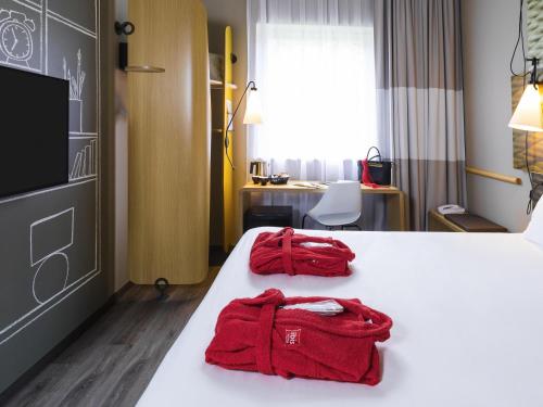 Una cama o camas en una habitación de ibis De Haan
