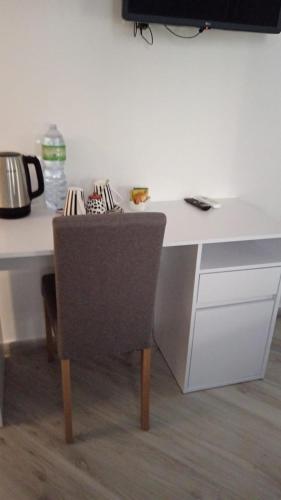 a white desk with a chair in a room at L'Aurora Porto Torres in Porto Torres