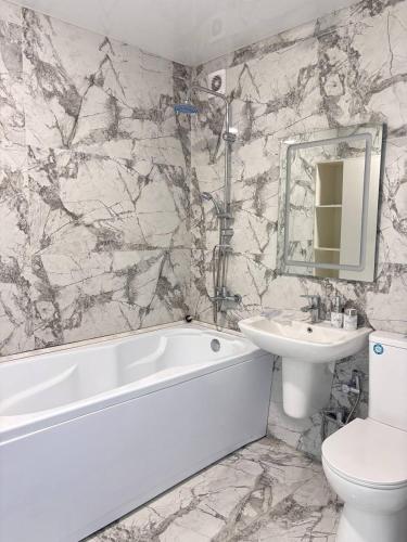 Ένα μπάνιο στο MarMar Guest House 2
