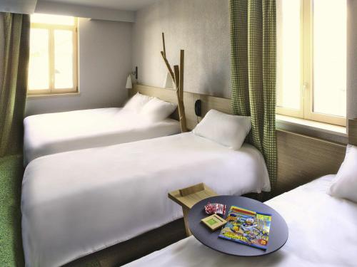 Ένα ή περισσότερα κρεβάτια σε δωμάτιο στο ibis Styles Moulins Centre