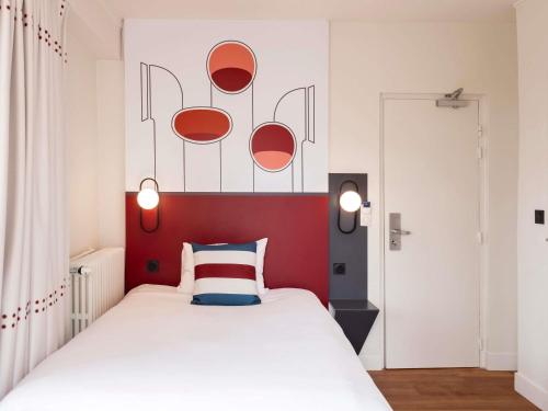 Ένα ή περισσότερα κρεβάτια σε δωμάτιο στο Ibis Styles Rouen Centre Cathédrale