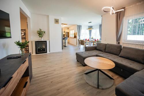 a living room with a couch and a table at EHM Elegantes Design Apartment zwischen Linz&Wels in Pucking
