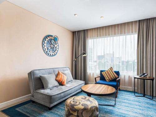 Ruang duduk di Mercure Jakarta Cikini