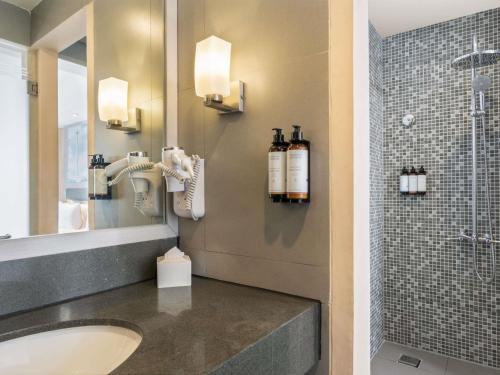 Bilik mandi di Mercure Jakarta Cikini