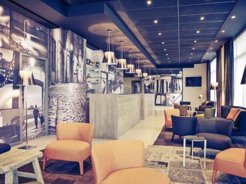 a lobby with chairs and a waiting room at Mercure Saint Malo Balmoral in Saint Malo