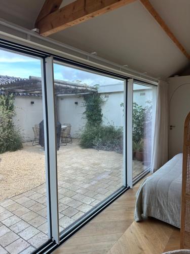 a bedroom with sliding glass doors leading to a patio at Studio Cabana Oegstgeest in Oegstgeest