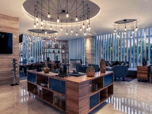 Ruang duduk di Mercure Jakarta Cikini