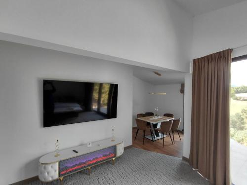 Un televizor și/sau centru de divertisment la Bellevue Luxury Apartment