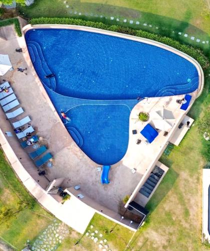 an overhead view of a large swimming pool at Sek Sky Villa&Cafe in Ban Kham Kom