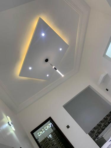 a coffered ceiling with a skylight in a room at Studio avec jacuzzi à Adjarra in Adjarra