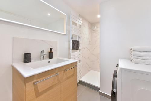 a white bathroom with a sink and a refrigerator at Piriac Norven Appartement maison 6p 500m plage in Piriac-sur-Mer