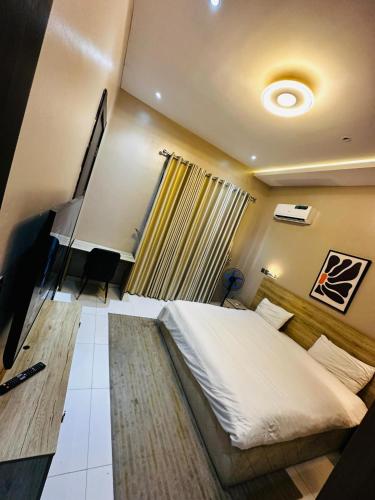 Una cama o camas en una habitación de Adetola