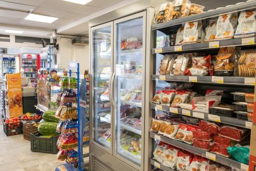ゲオルギオポリスにあるTarra Seaside Hotelの食料品を入れた冷蔵庫付きの食料品店通路