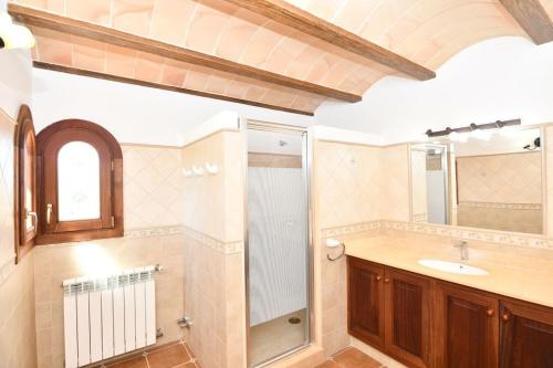 un bagno con lavandino e doccia di Can Botoner - Es Trenc - Grupo Berna a Campos