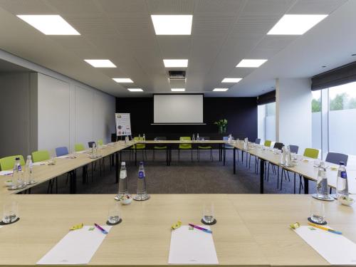 Zona business o sala de conferencias en ibis Styles Kortrijk Expo