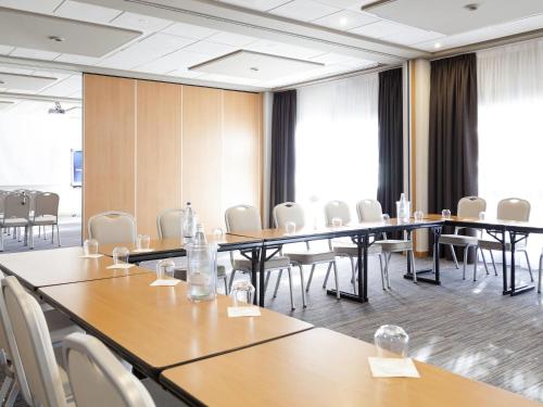 a large conference room with tables and chairs at Novotel Brescia Due in Brescia