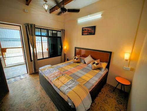 Ένα ή περισσότερα κρεβάτια σε δωμάτιο στο OZE Stay