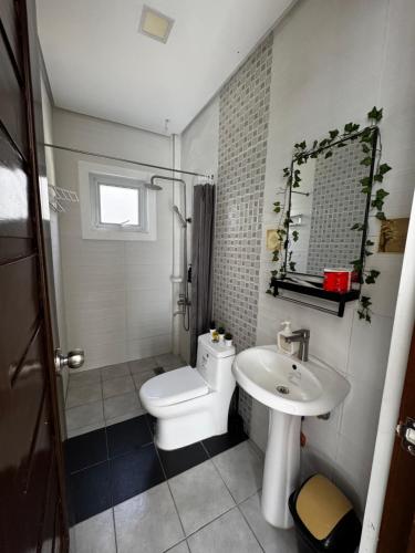 un bagno con un water e un lavandino di Marinelli Beach Resort a San Agustin