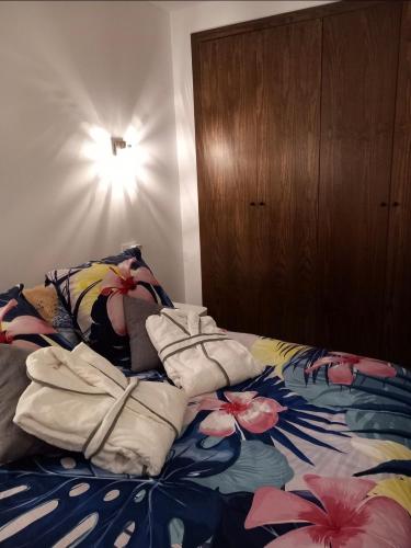 a bedroom with a bed with towels on it at Andorre Ordino Arcalis Fizu in El Serrat