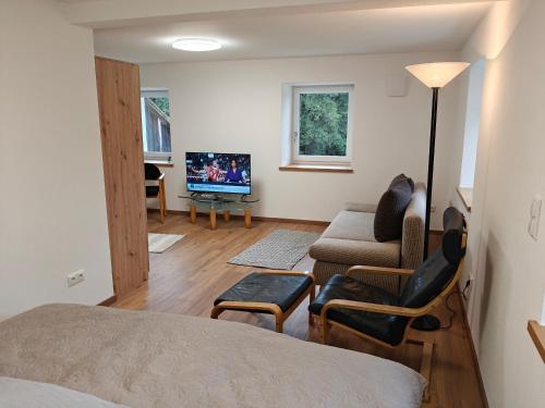 Una televisión o centro de entretenimiento en Chalet am Bärenpfad