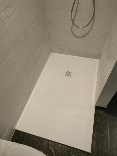a bathroom with a shower with a white ceiling at Andorre Ordino Arcalis Fizu in El Serrat