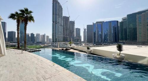 Poolside Studio with Canal Views and Near Dubai Mall