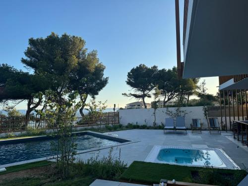 La Corniche Bleue في سوسيه-لي-بان: حديقة خلفية مع حمام سباحة ومنزل