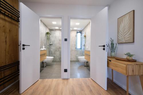 Ένα μπάνιο στο Amelie Apartments