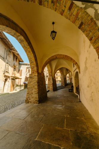 an alley with arches in an old building at Appartamenti Borgo Piazza in Cocconato