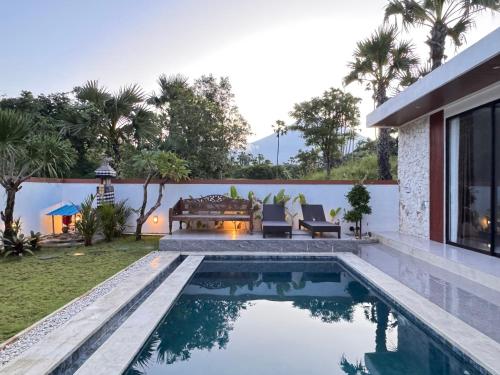 Bazén v ubytování Maha Ritz private villa nebo v jeho okolí