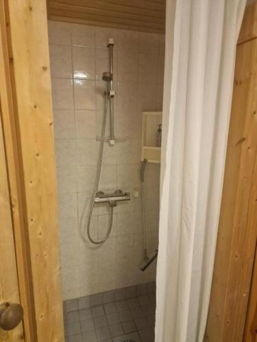 a shower in a bathroom with a shower curtain at Yllästölli 2B in Äkäslompolo