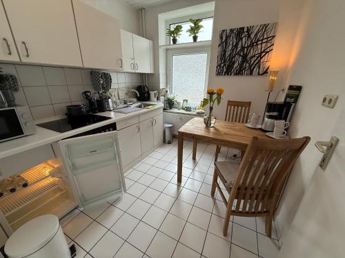 Kuchyň nebo kuchyňský kout v ubytování 1 Zi Whg an der Universität zu Kiel-City, Alsenstrasse 17, perfekt auch als Schadenwohnung, eigener Parkplatz, 45 qm, große Wohnküche, , Wlan incl, perfekt möbliert, je 3 Min zur Universitätsklinik zu Kiel, Ostsee, Seebäder,