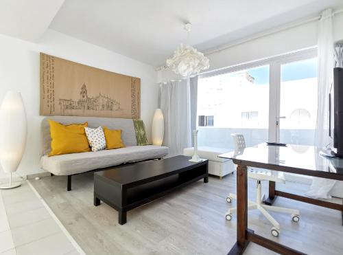 een woonkamer met een bank en een tafel bij Sun & Beach 9 in Corralejo