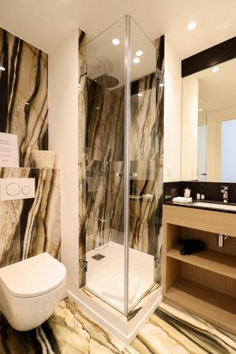 un bagno con WC e doccia di Residence Buttura a Cannes