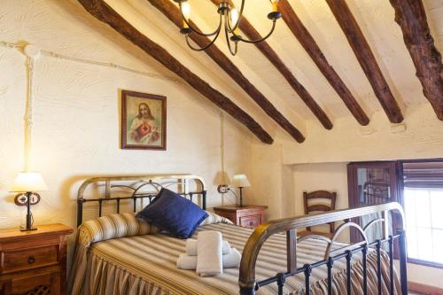 una camera da letto con un letto in una stanza di Casa Rural El Membrillo a Carcabuey