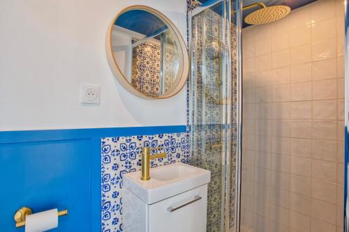 a bathroom with a sink and a mirror at Bleu Horizon in Villers-sur-Mer