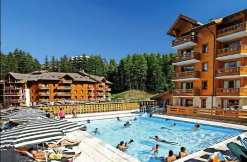 Hồ bơi trong/gần Résidence L'Albane, 4 pers, skis aux pieds, piscine et parking