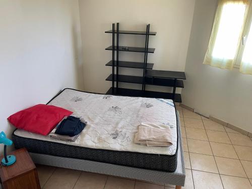 Una cama o camas en una habitación de T3 Saint gilles les bains