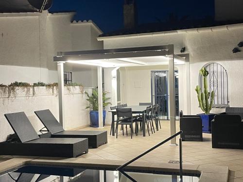 Αίθριο ή υπαίθριος χώρος στο Charmante villa avec piscine dans les canaux