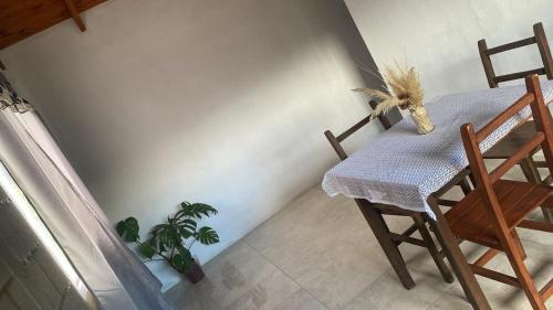 una sala da pranzo con un tavolo e due sedie di Cabaña Carmanqui ad Alpa Corral