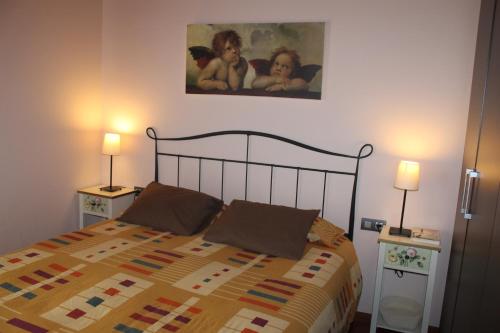 Un dormitorio con una cama con dos muñecas. en Apartament Torrent de la Barruda, en Vilallonga de Ter